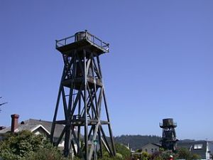 320px-Wood-water-tower-mendocino-2